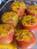 Tomates rellenos con revuelto de queso y bacon