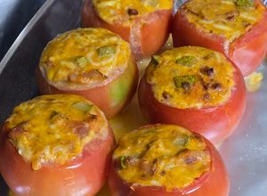 Foto principal de Tomates rellenos con revuelto de queso y bacon
