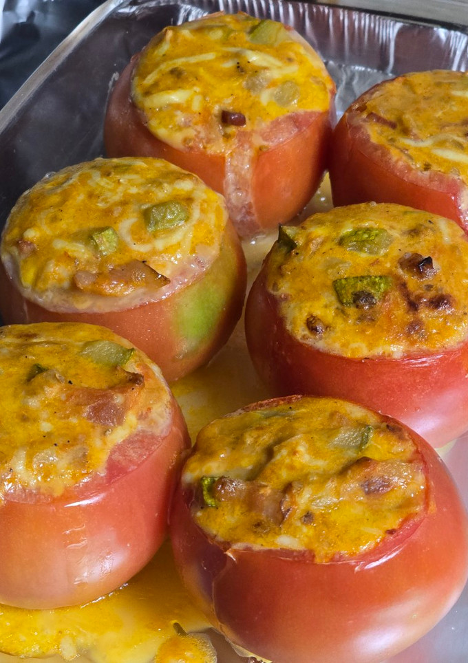 Una foto de Tomates rellenos con revuelto de queso y bacon