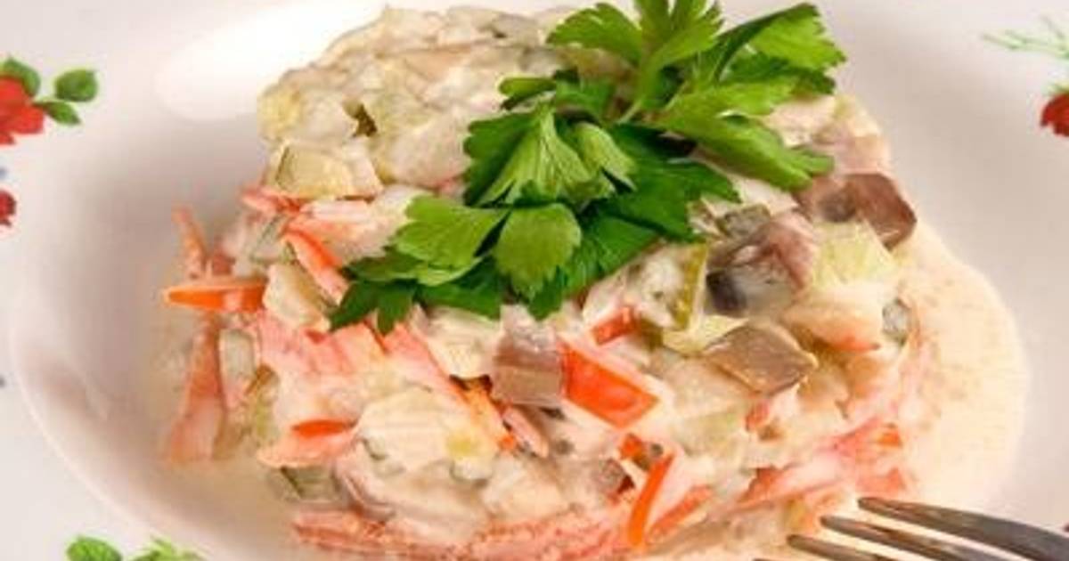 Салат с соленой скумбрией рецепт. Салат с копченой скумбрией. Салат из копченой скумбрии. Салаты с копченой рыбой скумбрией. Рыбный салат из скумбрии холодного копчения.