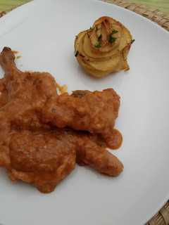 Una foto de Conejo con salchichas en salsa