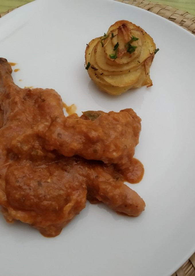 Una foto de Conejo con salchichas en salsa