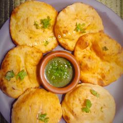 Mangalore Buns with Spicy Coriander Chutney A picture of Mangalore Buns with Spicy Coriander Chutney.