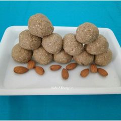 A picture of Sesame jaggery ladoo.
