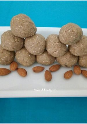 A picture of Sesame jaggery ladoo.