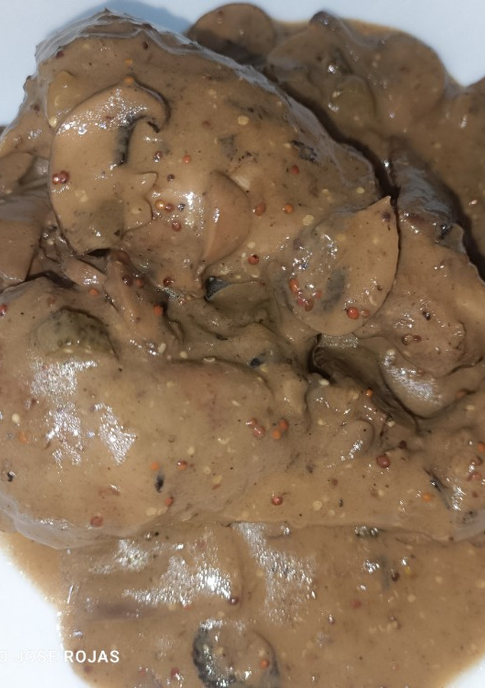 Una foto de Jamoncito de pollo en salsa stroganov