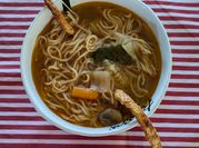 Una foto de sobrante con caldo de pollo