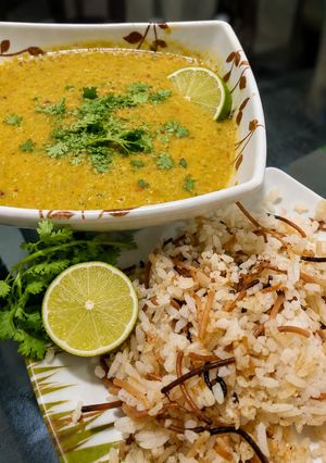 Una foto de Crema de arvejas con arroz de fideos