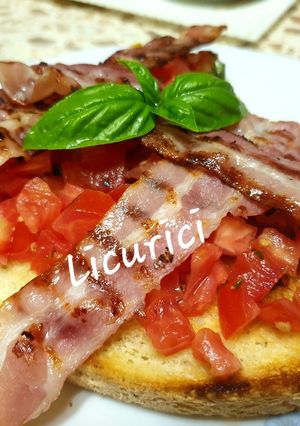 O poză a rețetei Bruschette cu roșii și bacon.