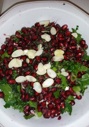 صورة لوصفة سلطة البقدونس مع الرمان طعم روووعة خيااااااال ☺ 😋 😋