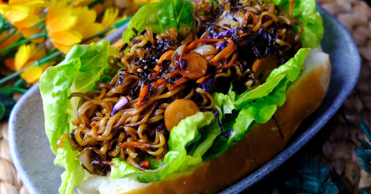 Yakisoba Pan Kearifan lokal roti hotdog salad isi mie goreng