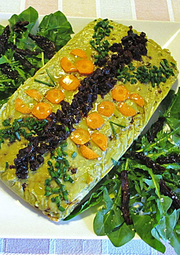 Una foto de Budín familiar en frío con salmón, merluza y aguacates