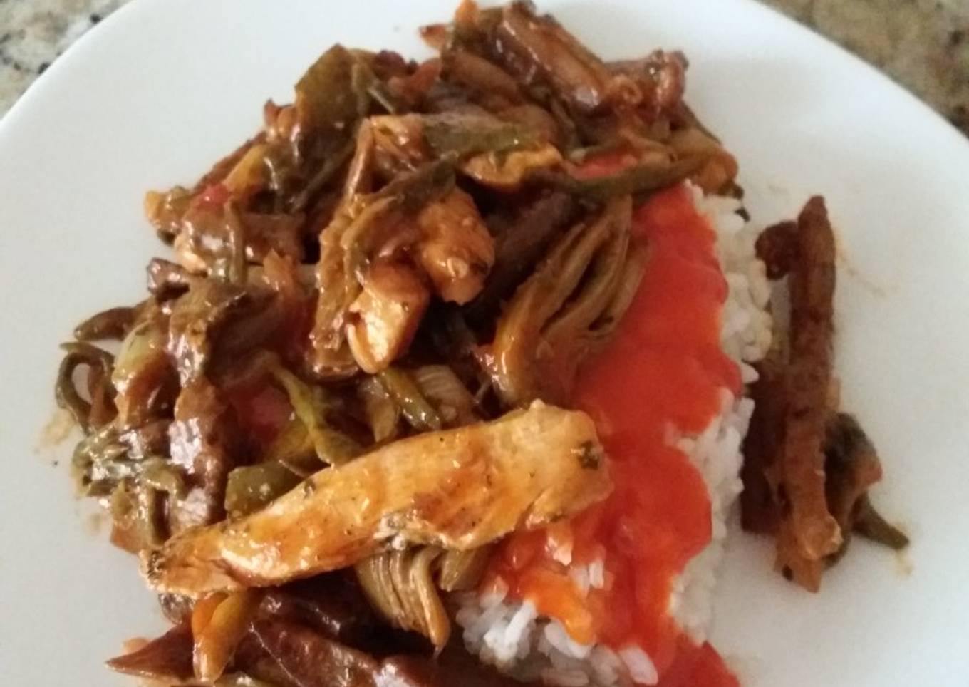 Verduras salteadas en salsa con pechuga de pollo