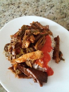 Una foto de Verduras salteadas en salsa con pechuga de pollo