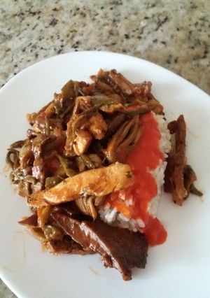 Una foto de Verduras salteadas en salsa con pechuga de pollo
