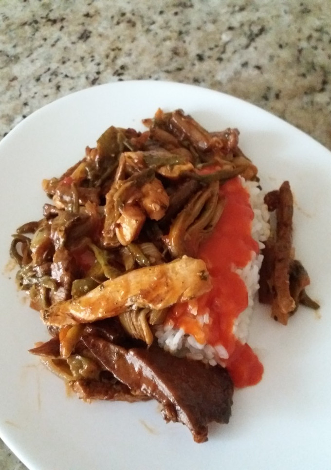 Una foto de Verduras salteadas en salsa con pechuga de pollo