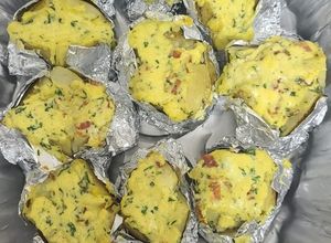 Una foto de Papas al horno con tocino