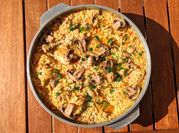 Una foto de arroz con pollo y champignon