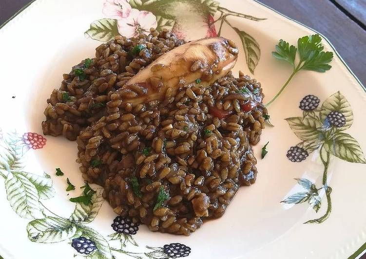 Arroz negro con chipirones rellenos
