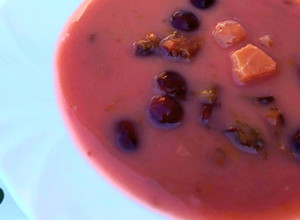 Vaníliapudingos gyümölcsleves 🍒🍓🫐🍐🍏🥣 recept fotója