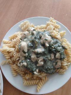 Spenótos csirkemelles tészta recept fotója