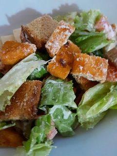 Una foto de Ensalada césar caserita
