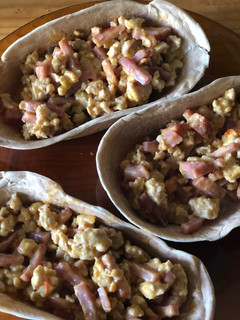 Una foto de Barquitos de pollo y bacon con queso al gusto