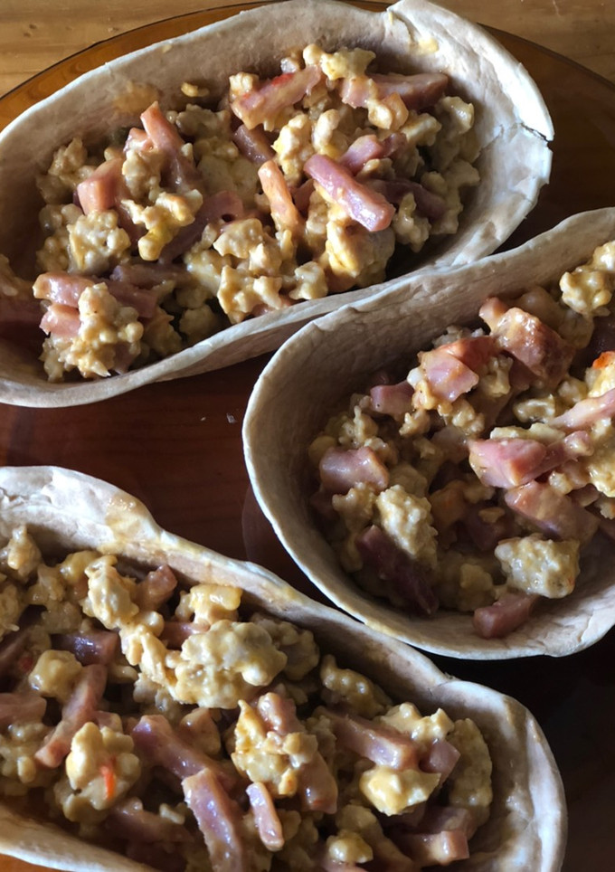 Una foto de Barquitos de pollo y bacon con queso al gusto