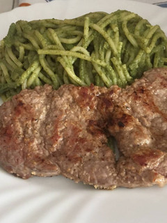 Una foto de Tallarines verdes con carne