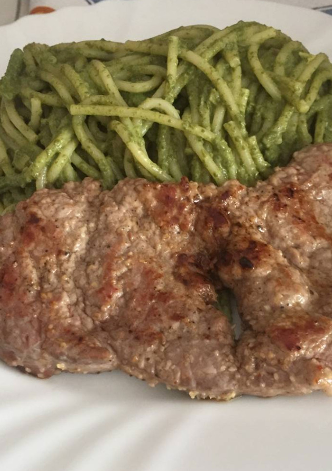 Una foto de Tallarines verdes con carne