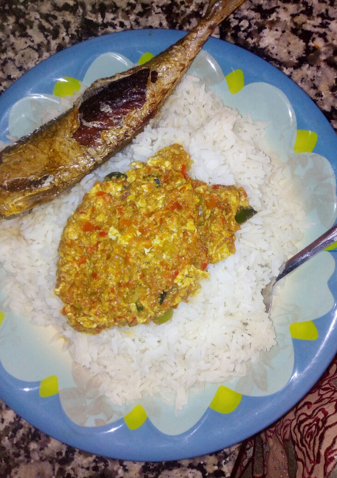 A picture of White rice with egg souce.