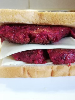 Una foto de Hamburguesa vegetal de berenjena, trigueros y remolacha