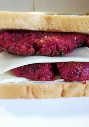 Una foto de Hamburguesa vegetal de berenjena, trigueros y remolacha