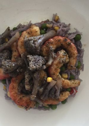 A picture of Purple cauliflower rice and shrimps recipe. Yummy yummy.