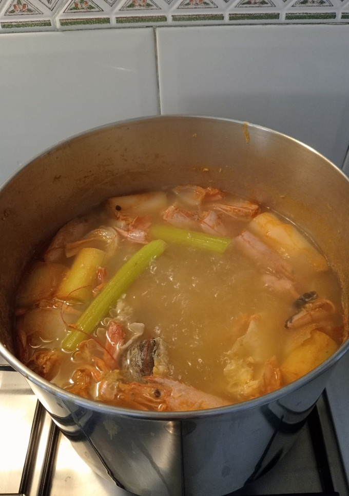 Una foto de Caldo de pescado y verduras