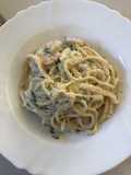 Spaghetti en salsa bechamel y camarones