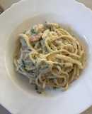 Spaghetti en salsa bechamel y camarones