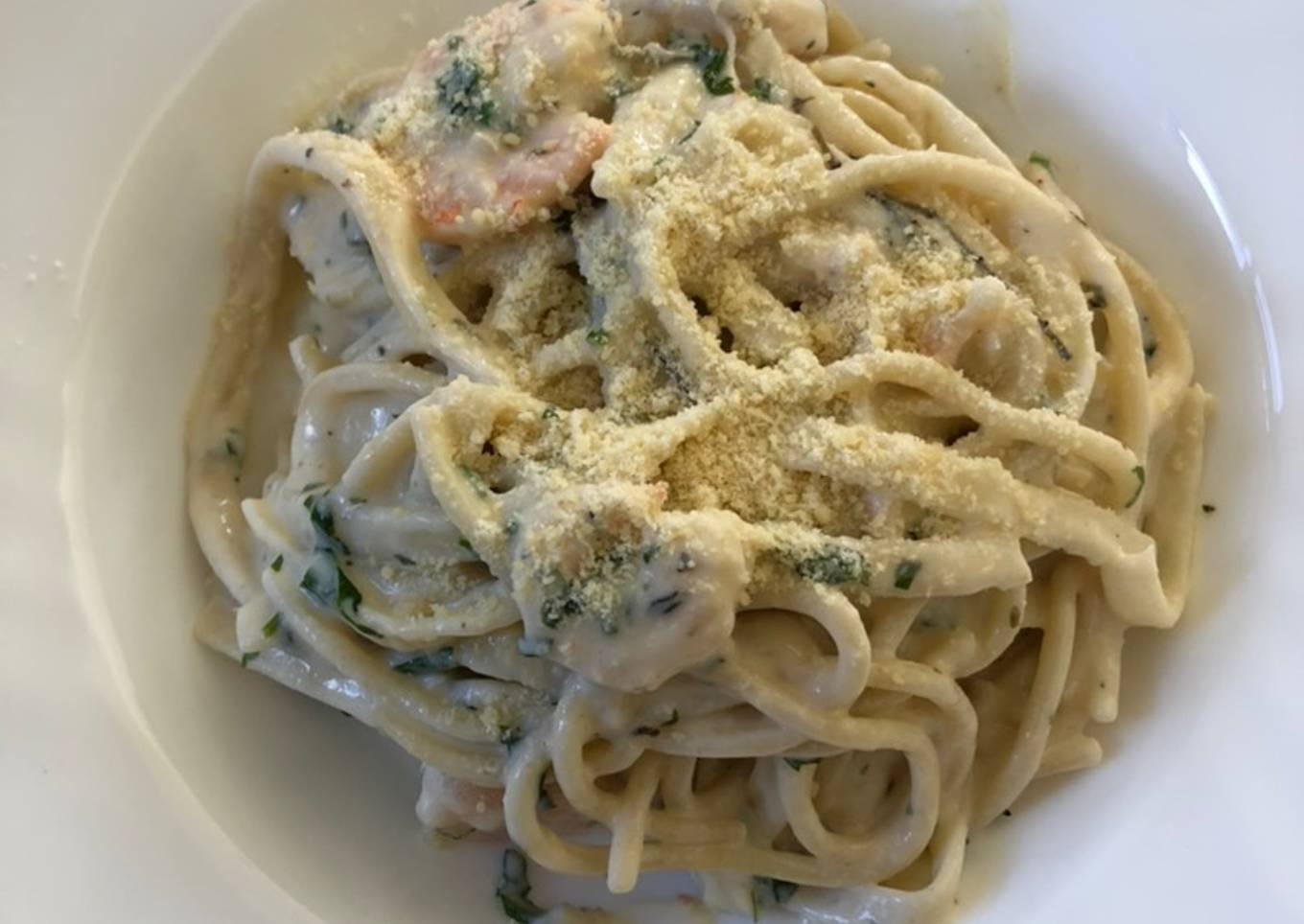 Spaghetti en salsa bechamel y camarones