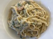 Una foto de salsa bechamel con camarones y pasta