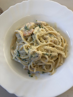 Una foto de Spaghetti en salsa bechamel y camarones