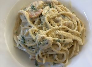 Una foto de Spaghetti en salsa bechamel y camarones