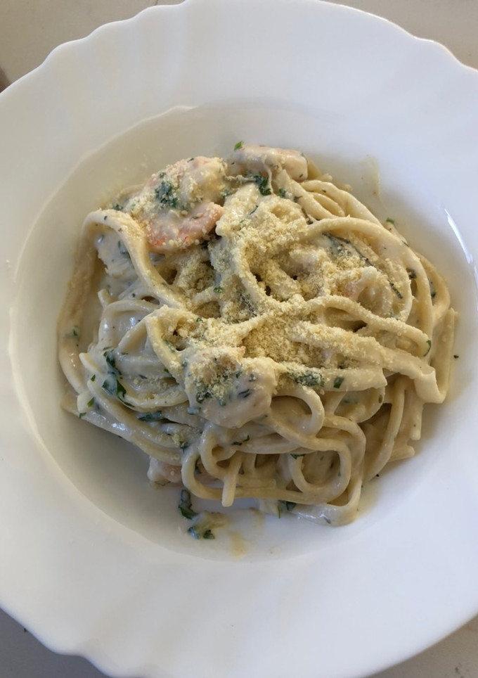 Una foto de Spaghetti en salsa bechamel y camarones