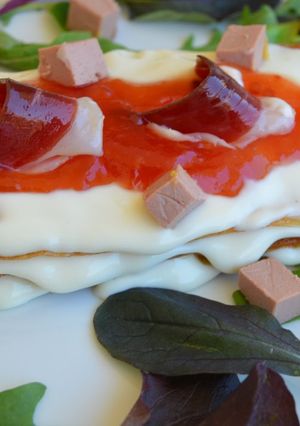 Foto principal de Mil hojas de queso camembert con mermelada de tomate mousse de foie de pato y jamón de pato