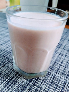 Una foto de Batido de yogur con trozos de fresa