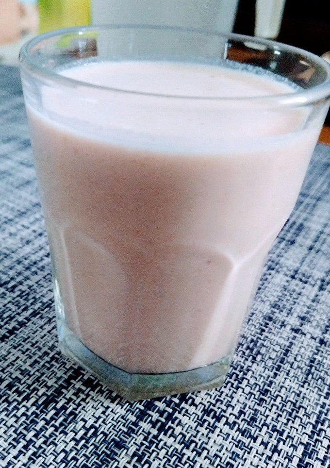 Una foto de Batido de yogur con trozos de fresa