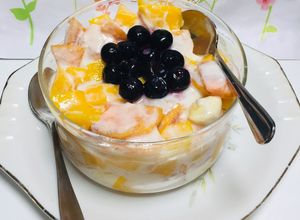 Una foto de Ensalada de frutas mango, caqui, plátano, arándanos!!