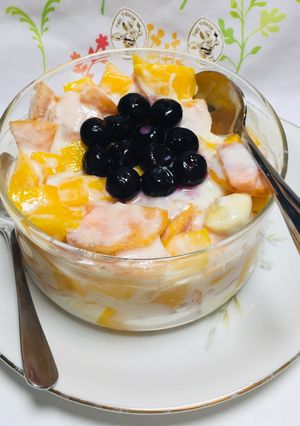 Una foto de Ensalada de frutas mango, caqui, plátano, arándanos!!