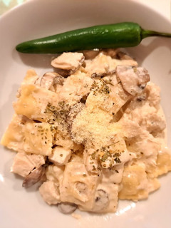 Una foto de Ravioli relleno de queso con pollo y champiñones en salsa de ajo