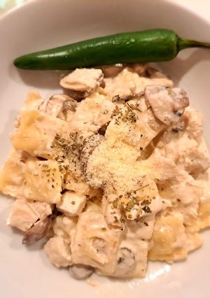 Una foto de Ravioli relleno de queso con pollo y champiñones en salsa de ajo