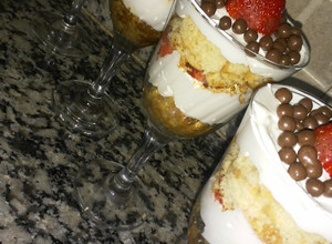 Una foto de Postre flash vainillas, chantilly y frutillas 🍓🍓🍓
